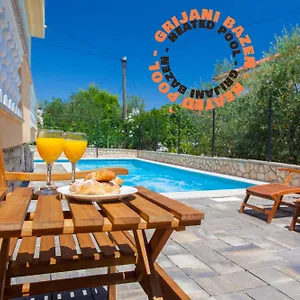 https://pansion-tina.primorje-gorskikotar.com